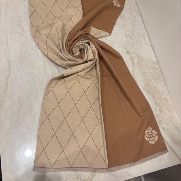 MOBAAK 2025 Autumn-Winter Beige Camellia Scarf Shawl Elegant Fashion. NWOT - Picture 2 of 6